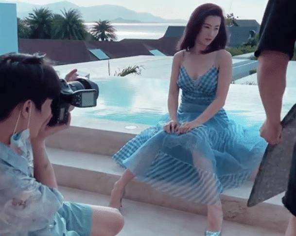 40岁张柏芝 无滤镜 真面貌,弯腰叉腿气质如20岁少女