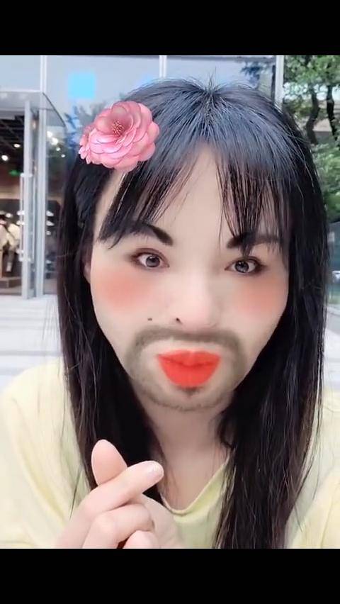 网友偶遇郑爽自拍没敢认，本以为是美拍，没想