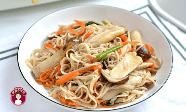 炒什么菜最适合拌面条吃 7efe10dd962847b4aaf373d02158ec61.png