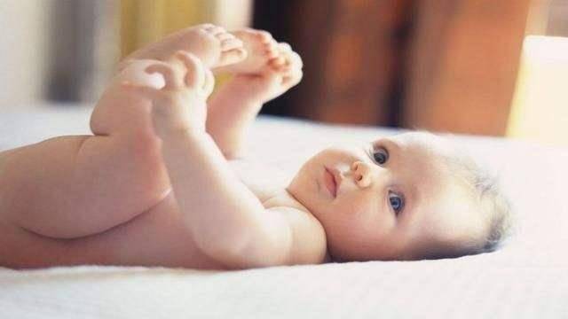 几个月的宝宝可以自己躺床上睡 95f0cf4fde43421ea65474beecd6e0bd.jpeg