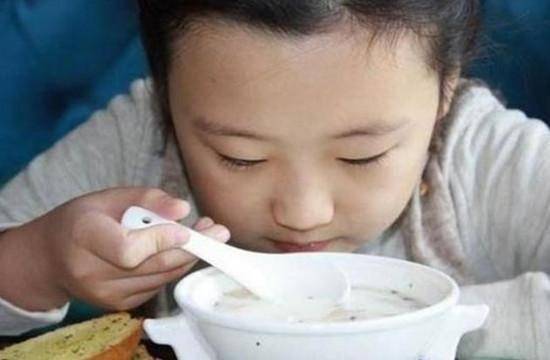 睡眠@别只想着给孩子煮骨头汤，掌握4点孩子猛长个进入“拔高期”