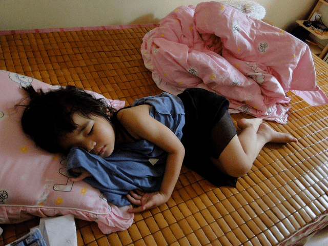 「孩子头」记住这几点宝宝睡觉什么睡姿好？想要孩子头型好看