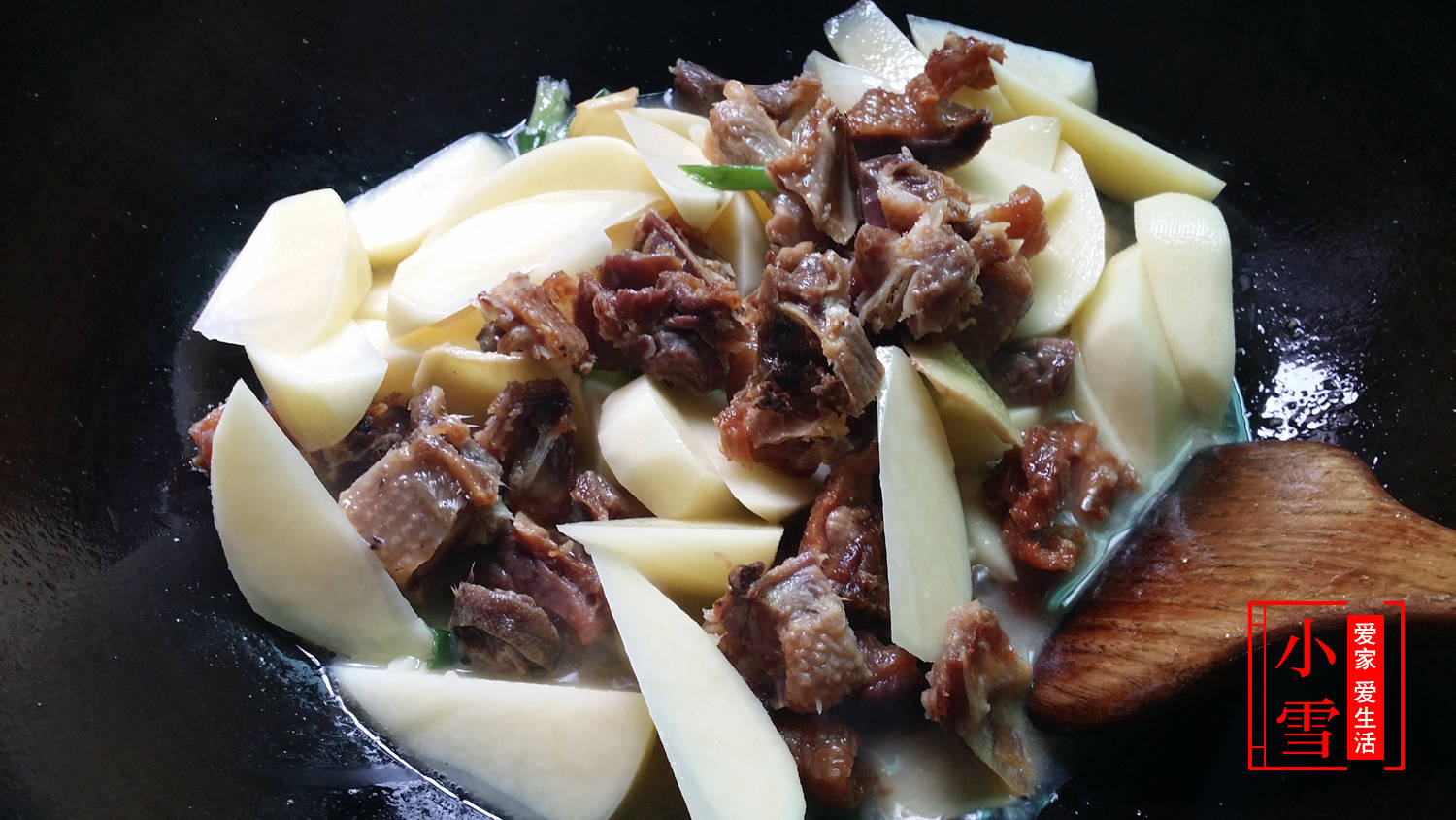 原创腊鸭焖土豆,食材简单又便宜,配上砂锅一炖,香味扑面而来