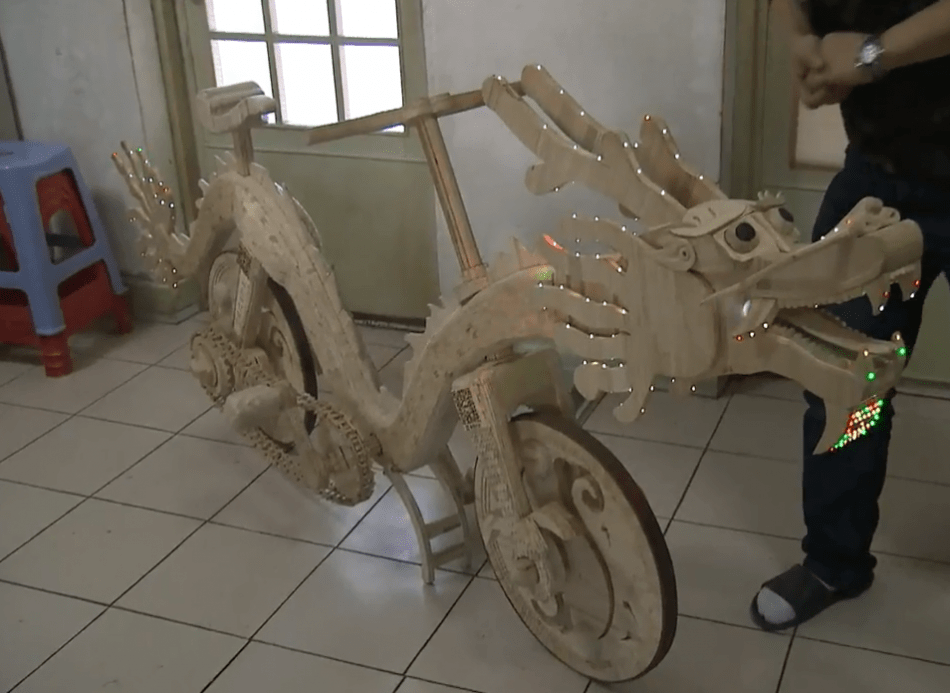 雪糕棍达人用25万根棍子制作中国龙自行车功能太齐全了