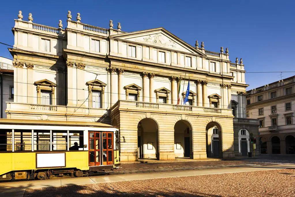 斯卡拉歌剧院(意大利语原名teatro alla scala 或 la scala)位于