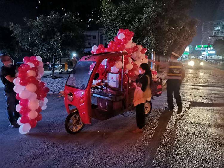 这辆塞满气球的警车好萌！背后的故事也很暖