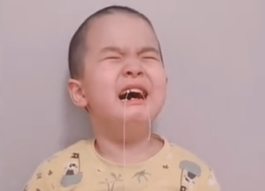 牙齿■被吓得表情狰狞，牙齿：不劳烦您，我自己下来男童用绳子拔乳牙