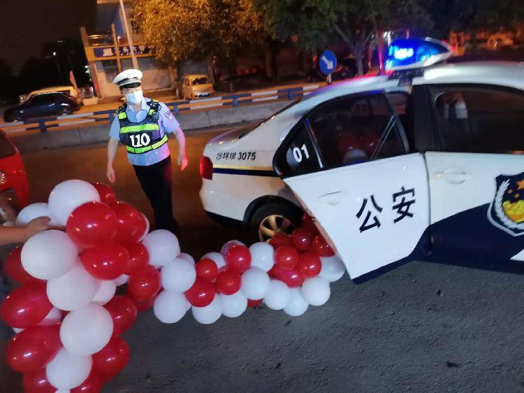这辆塞满气球的警车好萌！背后的故事也很暖