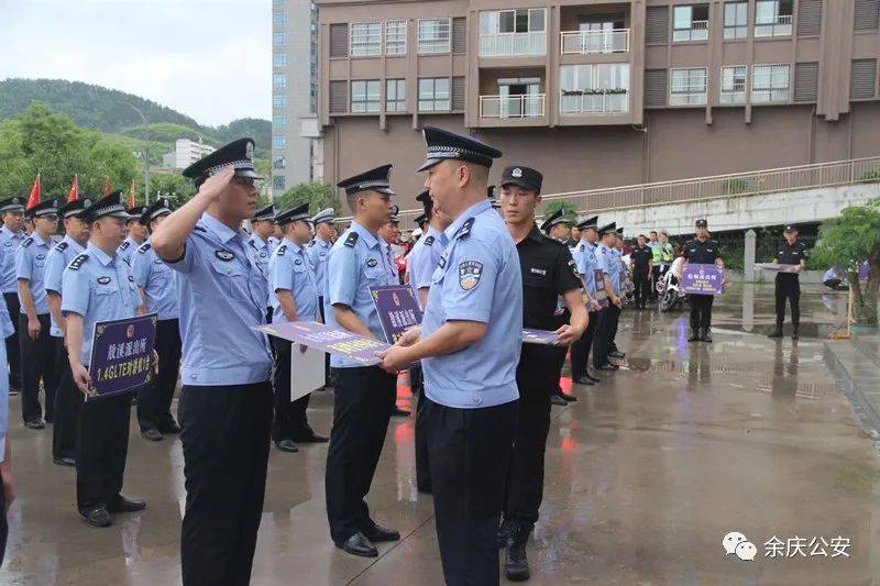 肖衍副局长为各部门发放移动警务终端佘楠楠副局长为各部门发放1.