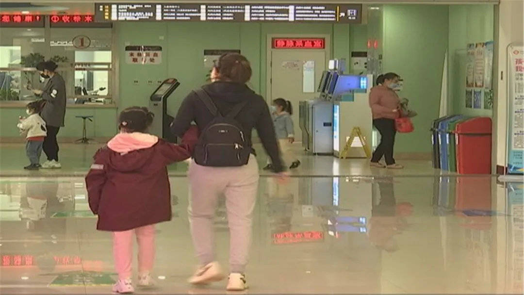 「医生」险！2岁女童“吞棋子”！ 家长跨省来长求救！