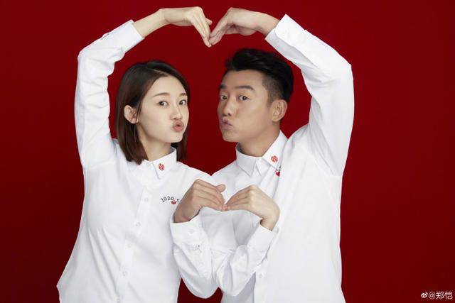 郑恺苗苗官宣结婚！晒甜蜜领证照，苗苗摸肚子