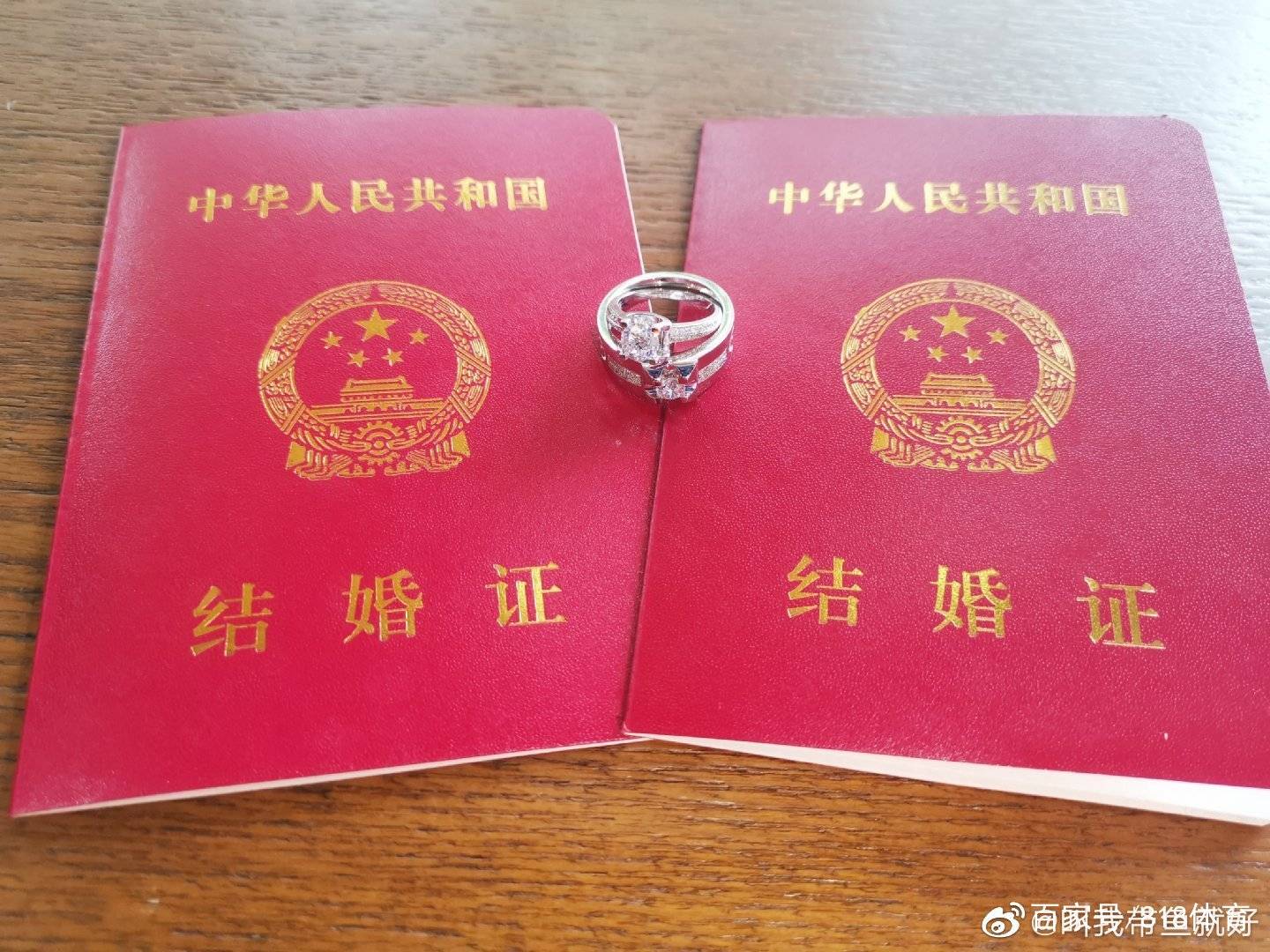 红艳艳的结婚证和情侣钻戒.