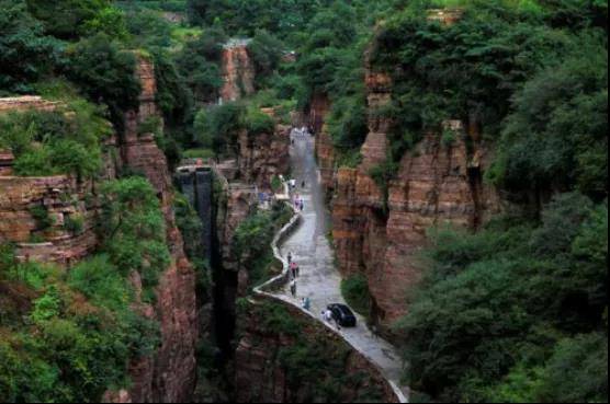 回龙风景区位于辉县市西北部25公里的太行山深处,与八里沟景区交错