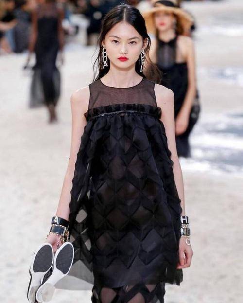 长相长相极具东方韵味,硬照表现力十足贺聪又登杂志封面