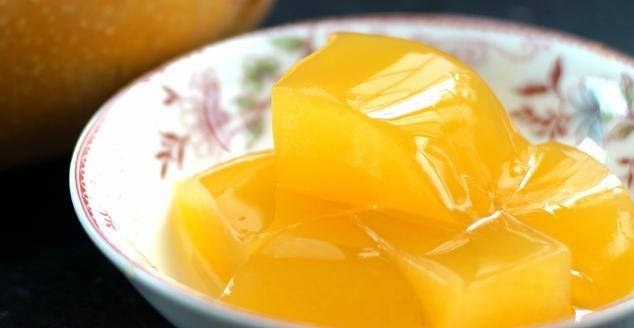 在炎热的夏季,制作水晶般透明的芒果布丁美味又有趣,还可以使孩子们