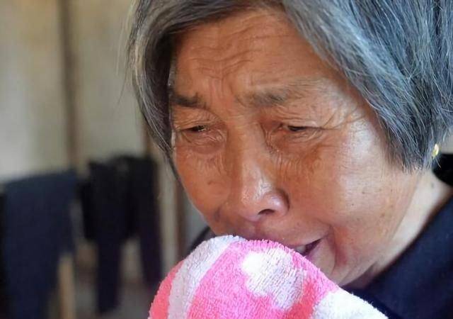 故事:妇人年年给邻居上坟,病重仍不忘扫墓烧纸,阴差阳错增加18年阳寿