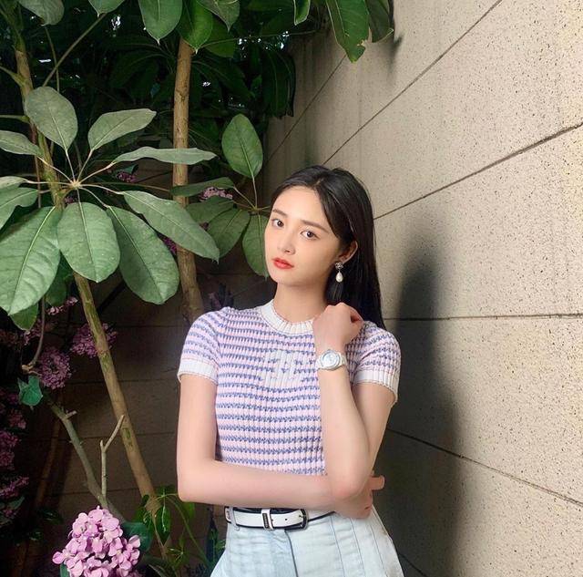 上衣针织上衣搭配珍珠耳环,21岁也很温柔气质“元气少女”周洁琼