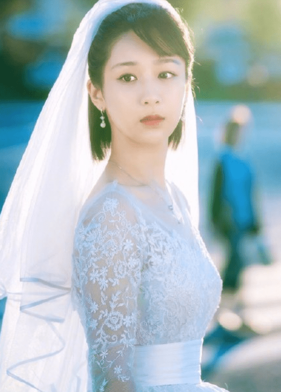 8位白BG真人婚纱造型迪丽热巴杨紫差别大鞠婧祎楚楚可怜杨幂最灵动(图2)