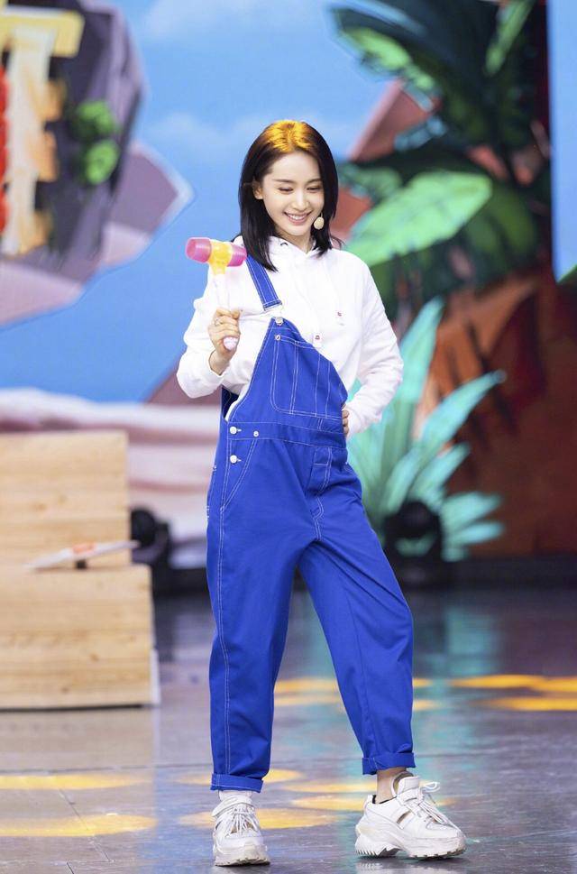 王子为Dior拍摄520大片,大背头造型气场全开“冻龄妖精”王子文
