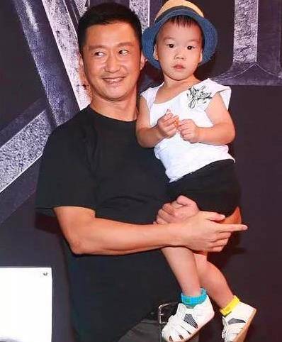 原创谢楠选秀时的旧照曝光，塌鼻子大饼脸五官全动过，吴京不担心遗传给孩子？
