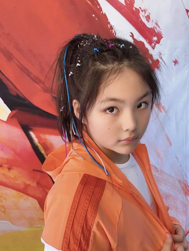 资源11岁就登杂志,近照明显变瘦了李湘女儿王诗龄时尚资源太好了