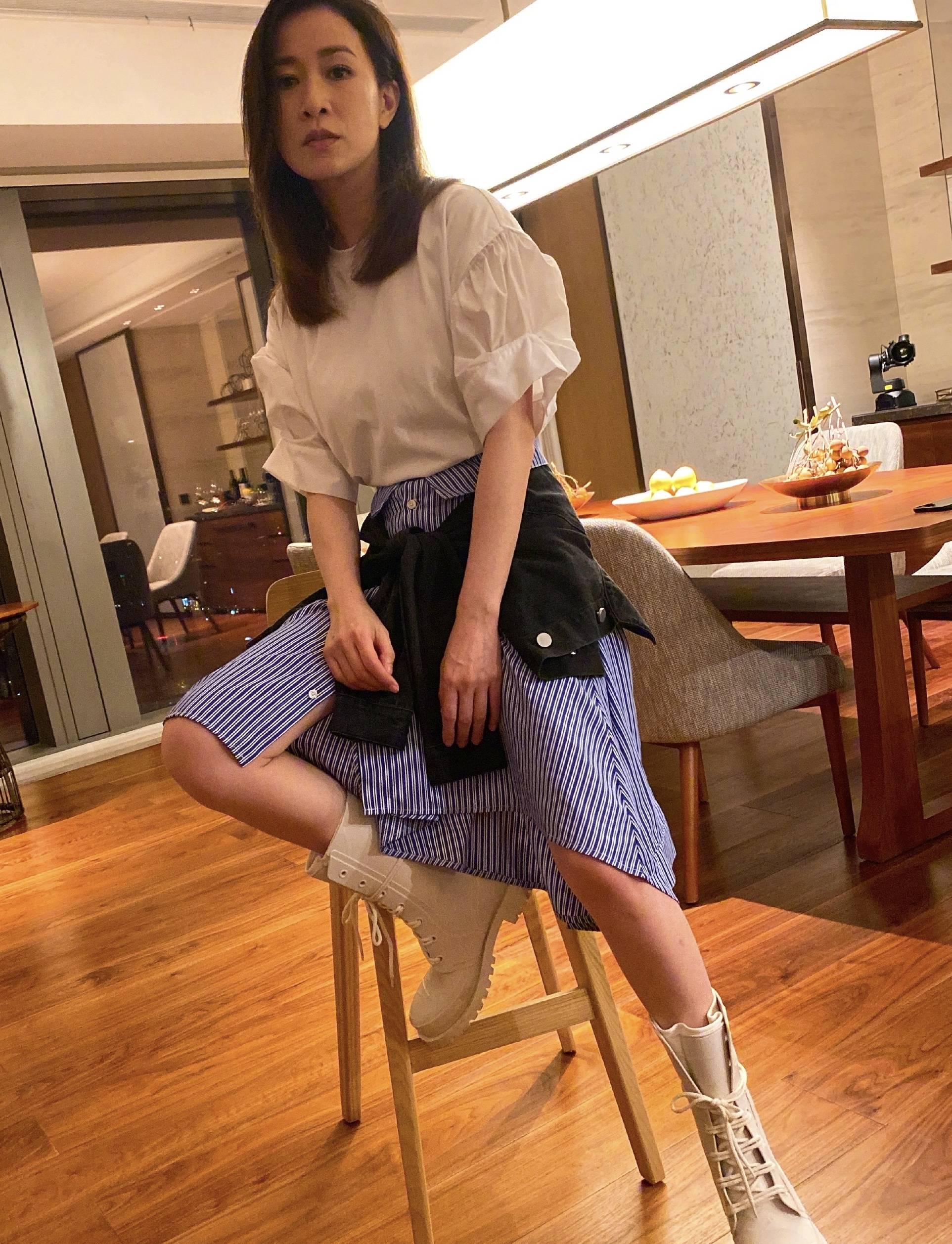 卫衣穿白色连帽卫衣配扎染牛仔裤,时髦感不像45岁佘诗曼现身机场