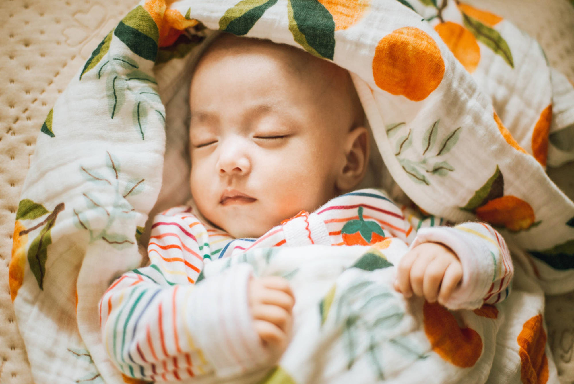 「睡觉时」不可掉以轻心宝宝趴睡窒息丧命？孩子睡觉时暗藏4大安全隐患