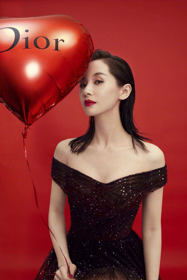 王子为Dior拍摄520大片,大背头造型气场全开“冻龄妖精”王子文