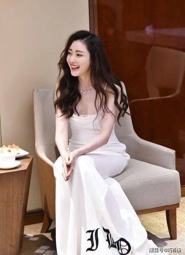 张天爱美出新高度,吊带