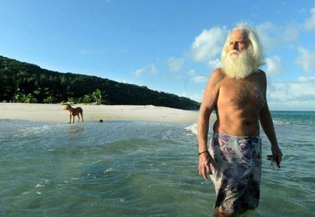 澳洲76岁百万富翁荒岛求生23年，带俩人体模特与