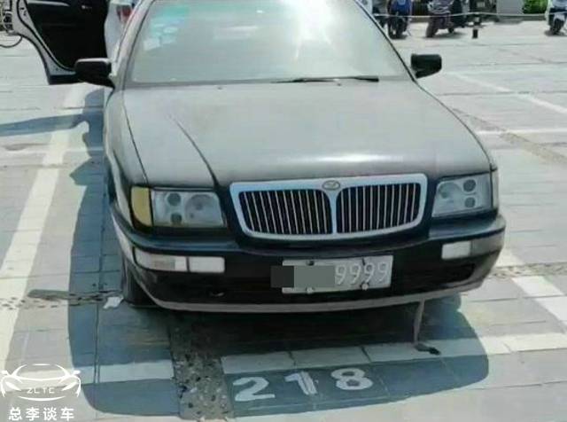 原来河南某广场停了一排丧尸车,都是黑色牌照,车牌都是豹纹号码