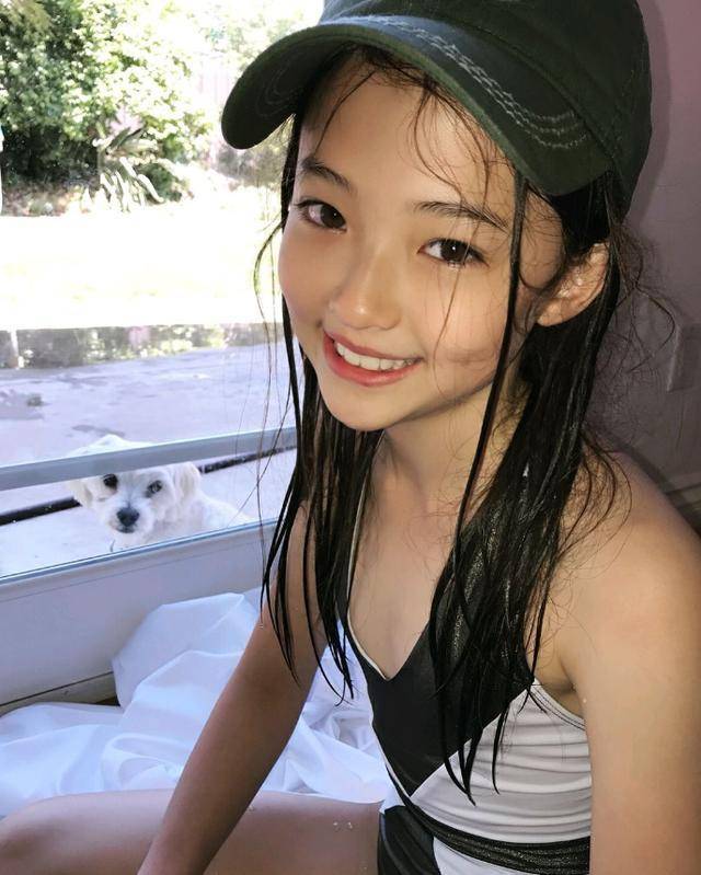 原创10岁混血萝莉“性感”照片引热议，穿着毫不忌讳，性教育刻不容