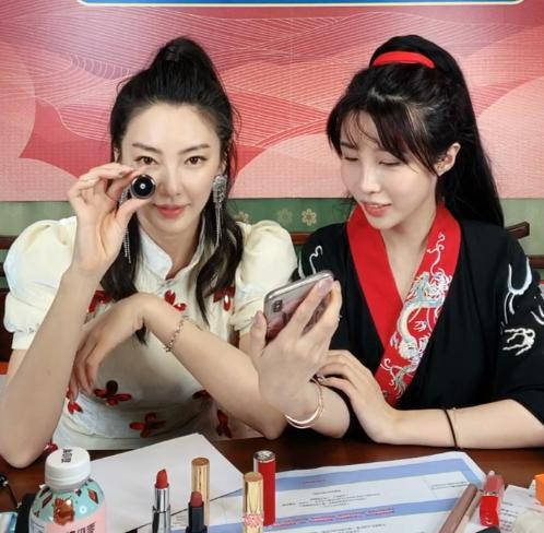 5月24日晚,张雨绮做客网红张沫凡的直播间,两人一起直播带货