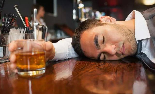 正常男性日饮酒最多不能超过多少？医生带来最权威的数据