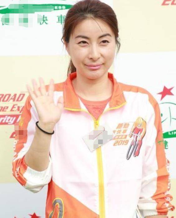 郭晶晶现身,素颜的脸眼角全是细纹,这才38岁女人最真实的样子