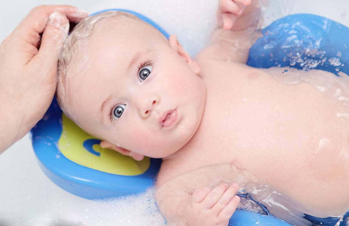 冬天宝宝是否需要每天洗澡，很多妈妈做错了，以下几种情况需注意