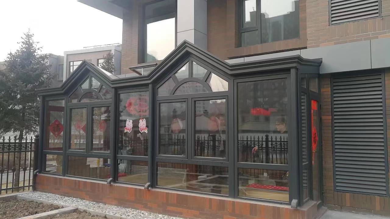 一楼庭院人字双坡阳光房,与自家的门厅就显得独特大气尊贵,可以休闲