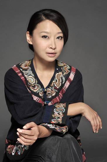她业余做演员没红，综艺做导师意外走红，很多