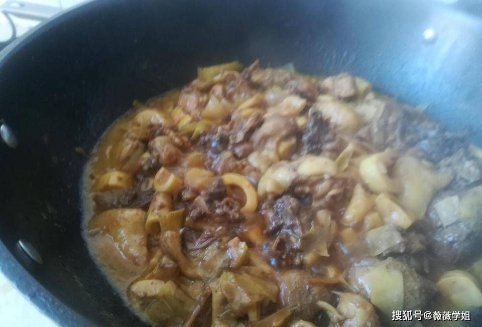 笋烧鸡怎么做好吃 e1e8cb4bb270455cbcdd8d0cfcd9f3c5.jpeg