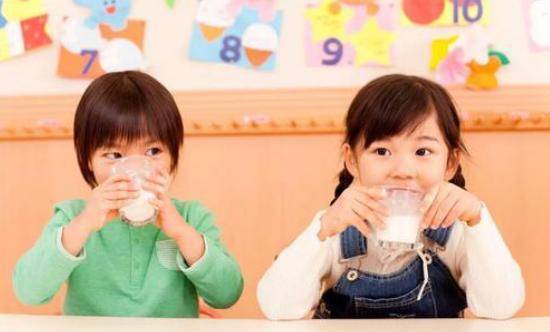 双胞胎姐妹一个喝牛奶一个喝豆浆长大后的差距让人意外