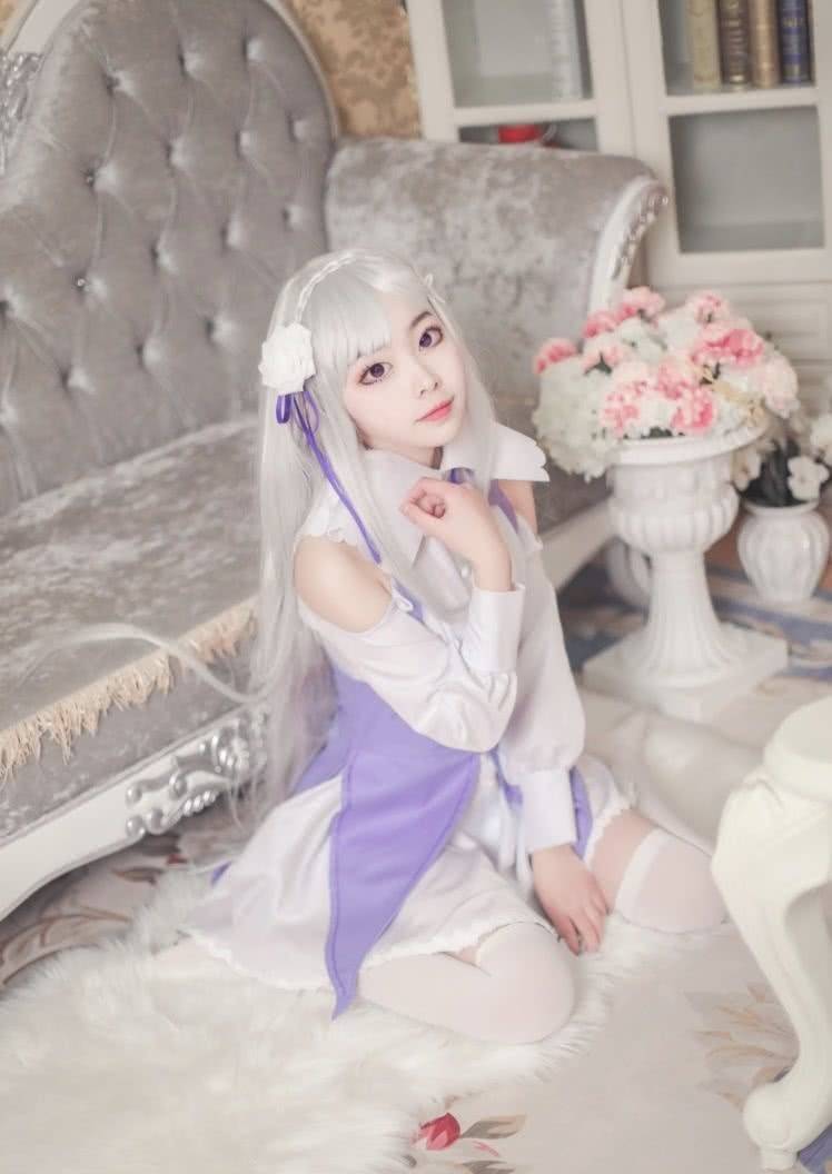 cos:玫瑰和银色长发的艾米莉亚