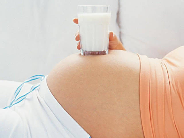 孕妇奶粉有必要喝吗？未必适合所有人，补多了胎儿反而危险