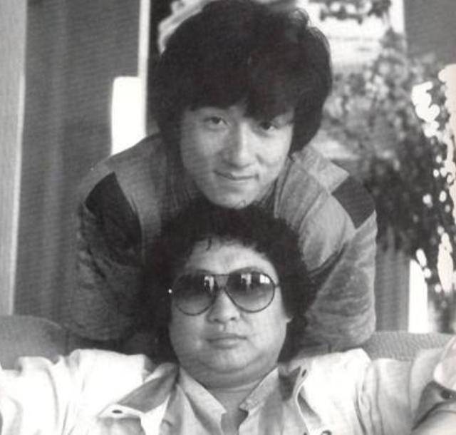68岁洪金宝近照瘦到脱相,谭咏麟前去探望,相差一岁差别明显