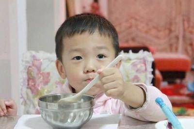 「忠告」千万别碰3种辅食，越养越弱忠告：孩子三岁前