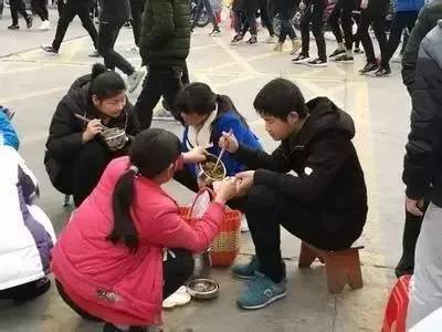 衡水中学举办成人礼！父亲的一张照片让无数高中生泪奔...