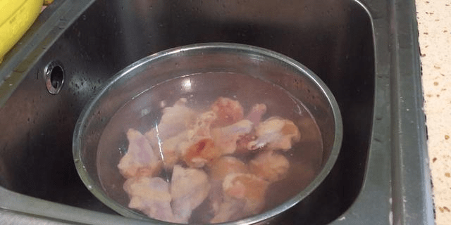 不用葱姜蒜怎么做鸡腿 5fe1b381aaf341958e9988059b2dfee0.png