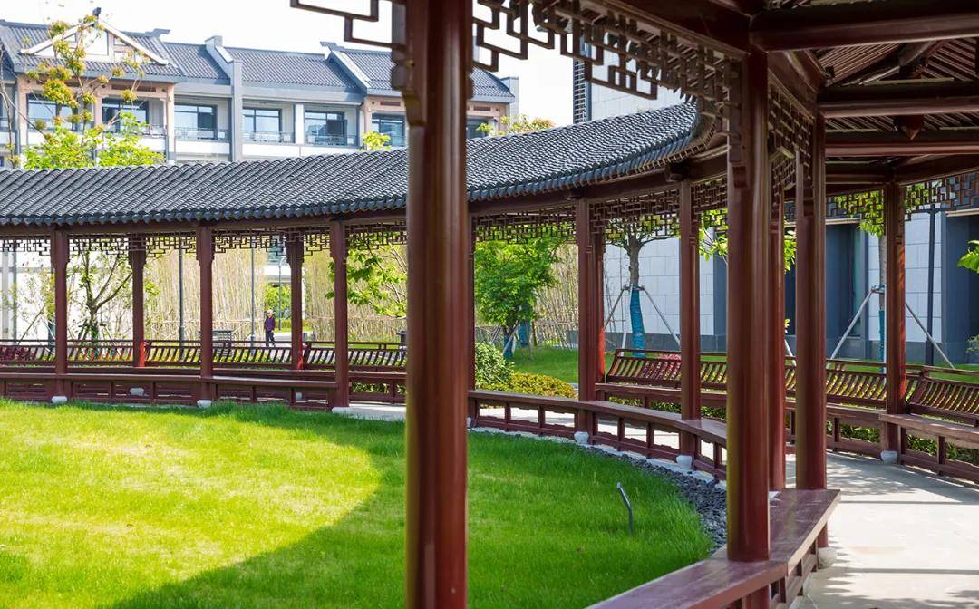 各处风雨连廊为老人们雨天散步提供便利