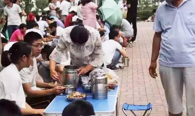 衡水中学举办成人礼！父亲的一张照片让无数高中生泪奔...