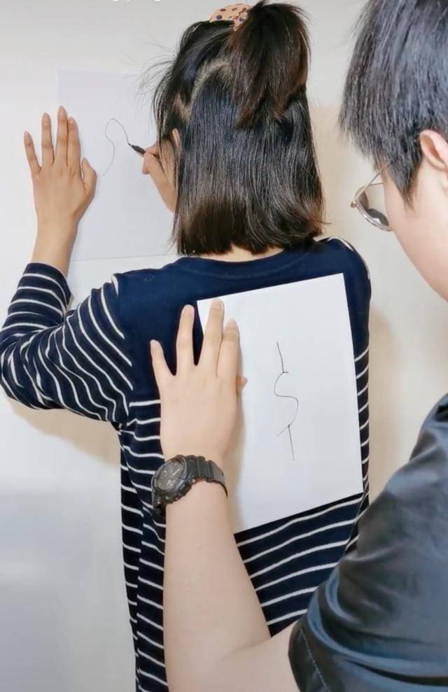 方琼晒儿子照片，儿子已经16岁了，母子的相处看起来很温馨