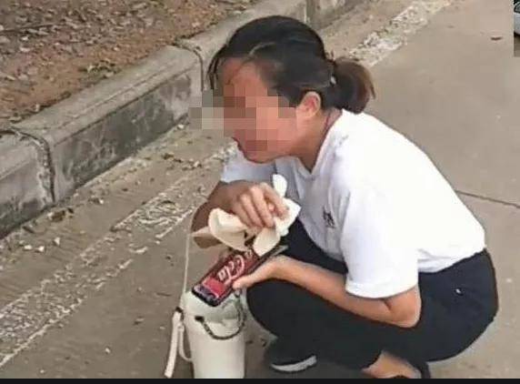 女性风采，免费观看女人捡垃圾主题短剧，女性风采，免费观看拾荒丽影主题短剧